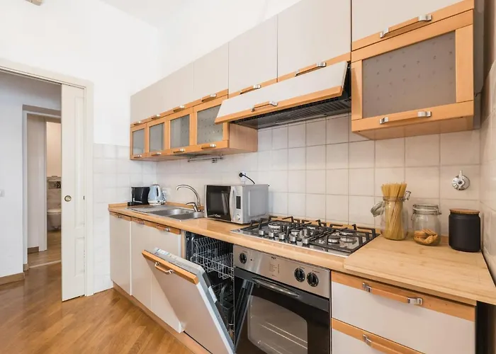 Daire The Rent - Spacious Three-bedroom Near The Colosseum Roma