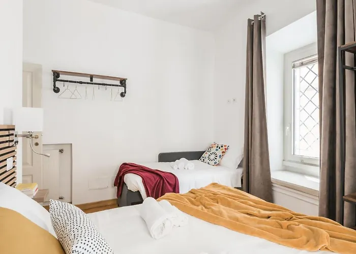 The Rent - Spacious Three-bedroom Near The Colosseum *
