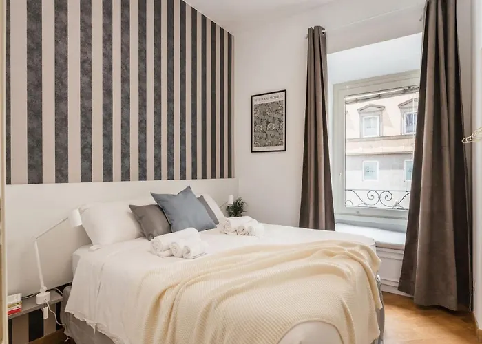 The Rent - Spacious Three-bedroom Near The Colosseum * Roma