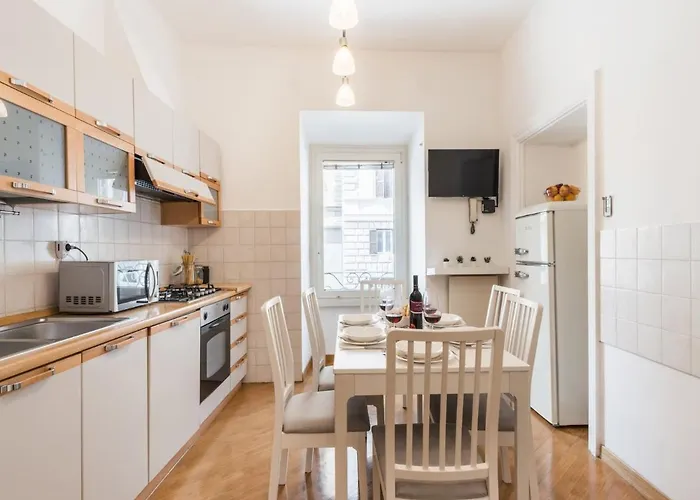 The Rent - Spacious Three-bedroom Near The Colosseum Roma